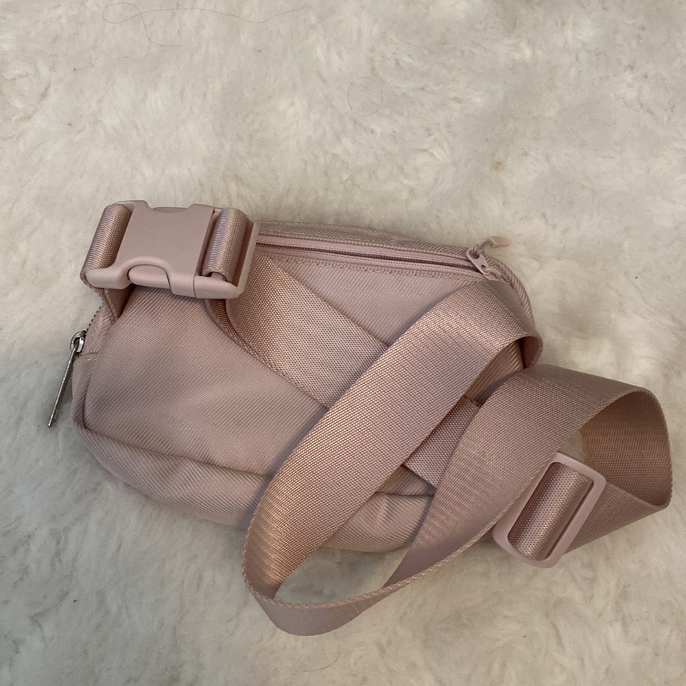 Lululemon everywhere belt bag pastel pink good used condition - Picture 3 of 5